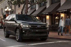 Top 10 differences between Ford Expedition & Ford Expedition Stealth Edition