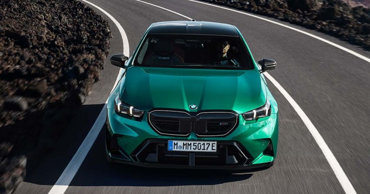 2025 BMW M5 debuts with a V8 plug-in hybrid mill