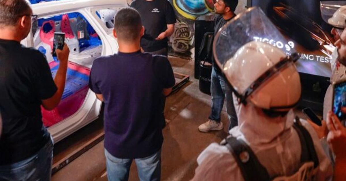 Media experts and influencers are challenged by Chery UAE to drill and smash the TIGGO 9 chassis.