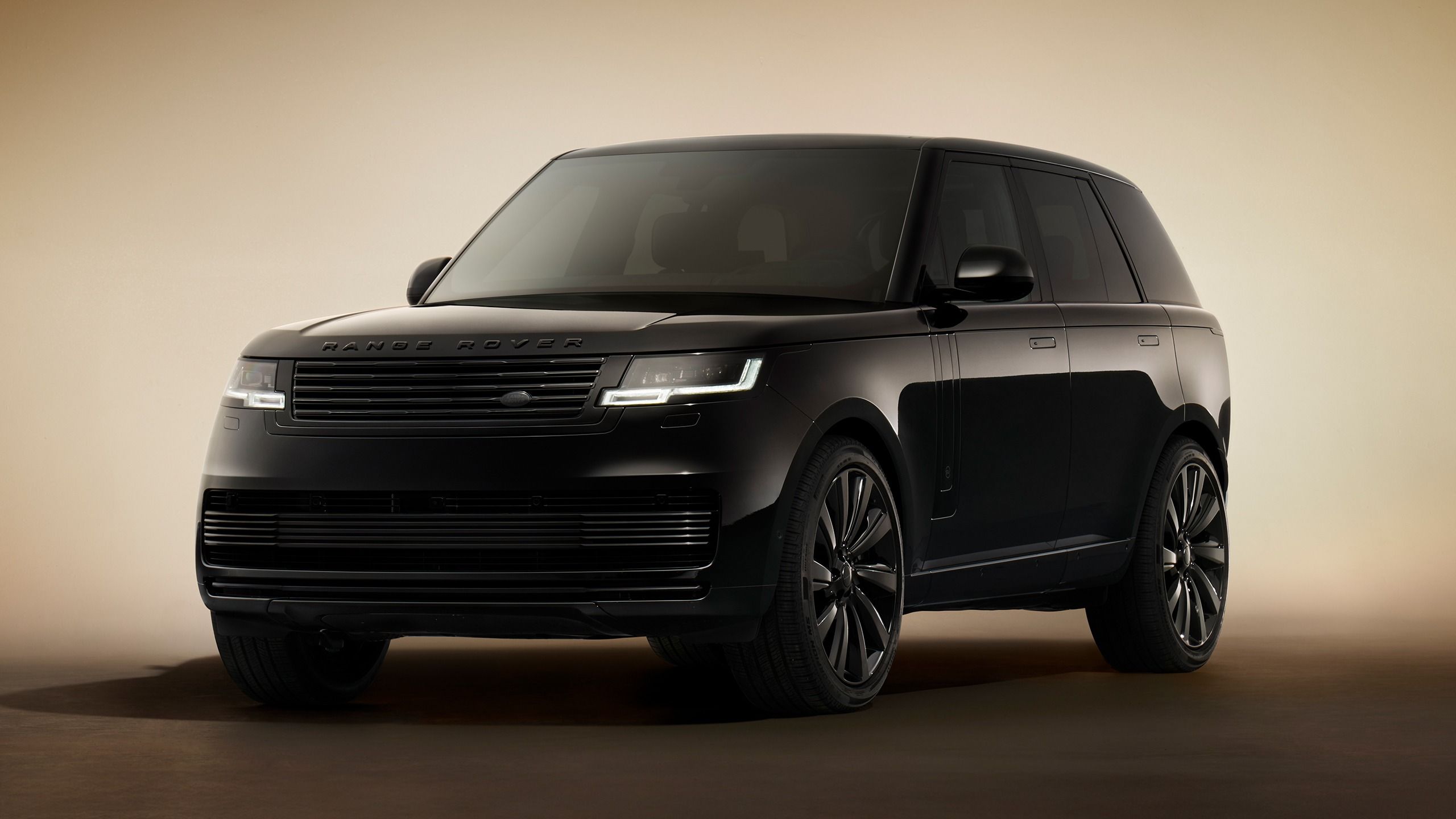 2027 Range Rover SV Black edition with all-black exterior styling and black alloy wheels