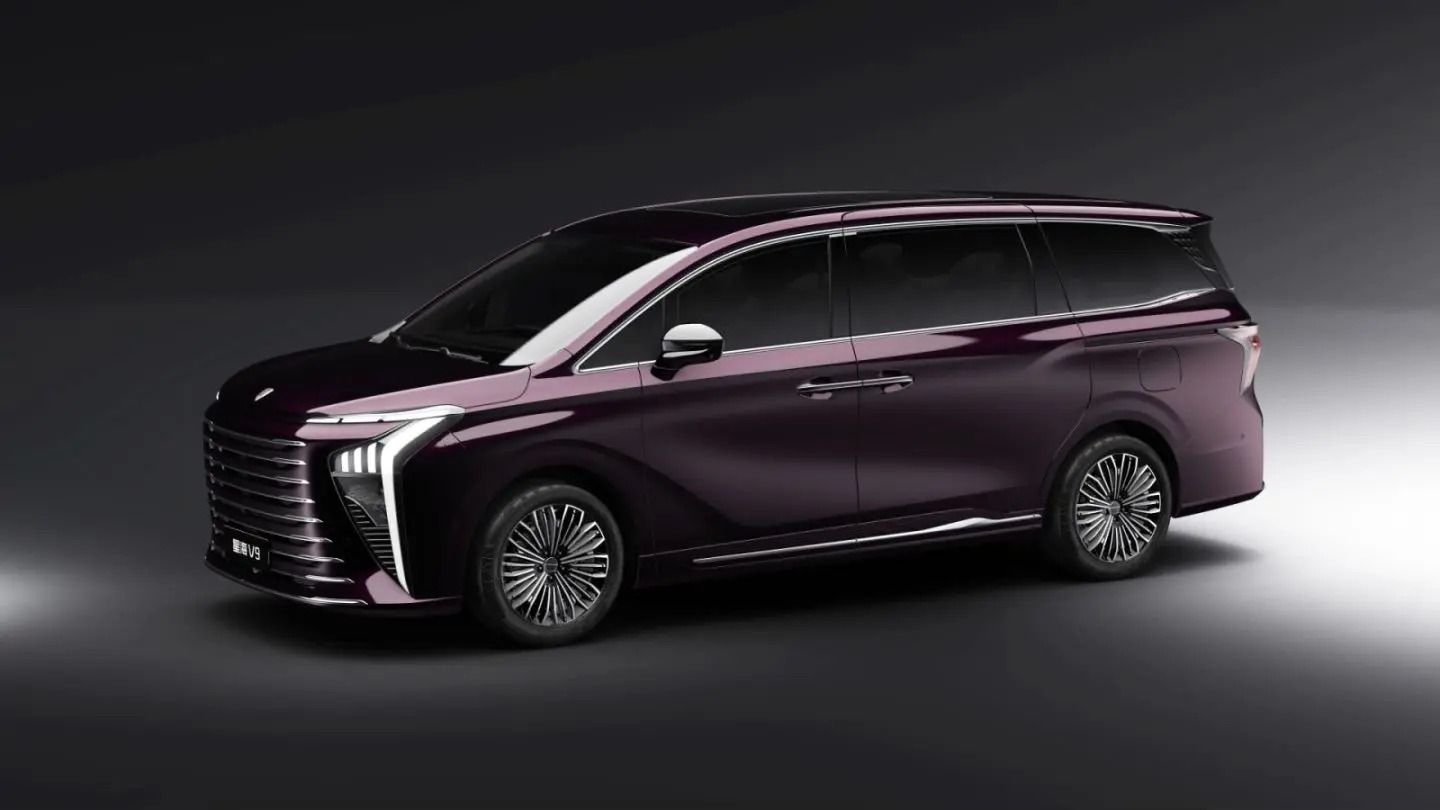 Side profile of the 2027 Forthing Xinghai V9 PHEV highlighting its large family-focused MPV design