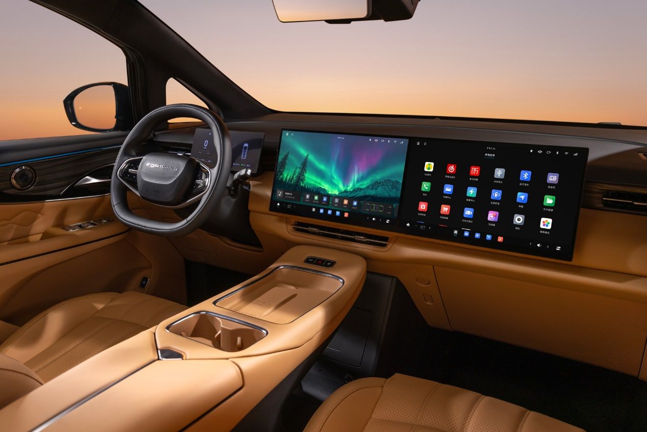 2027 Forthing Xinghai V9 cabin featuring panoramic digital display and premium interior design