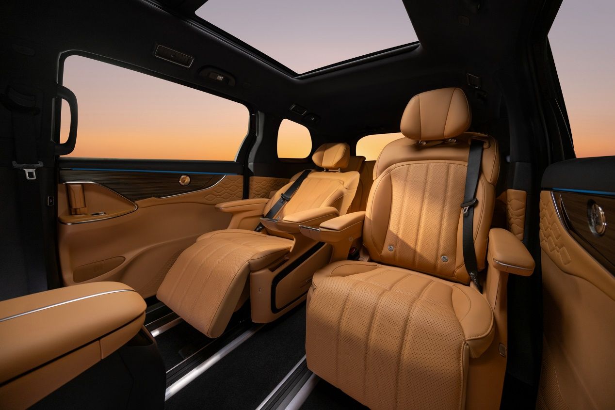 Second-row captain seats in the 2027 Forthing Xinghai V9 with recliner, leg rest and luxury features