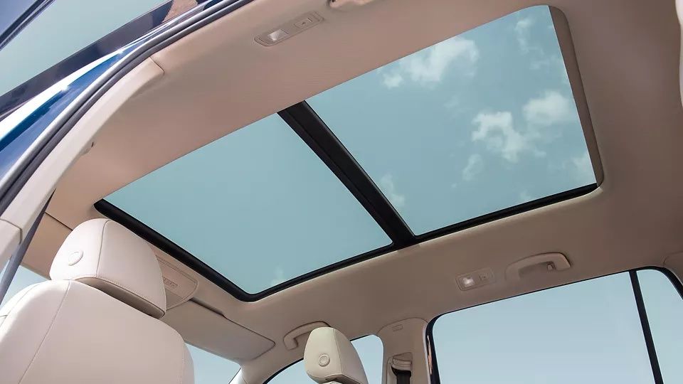 Volkswagen Teramont panoramic sunroof with spacious cabin view