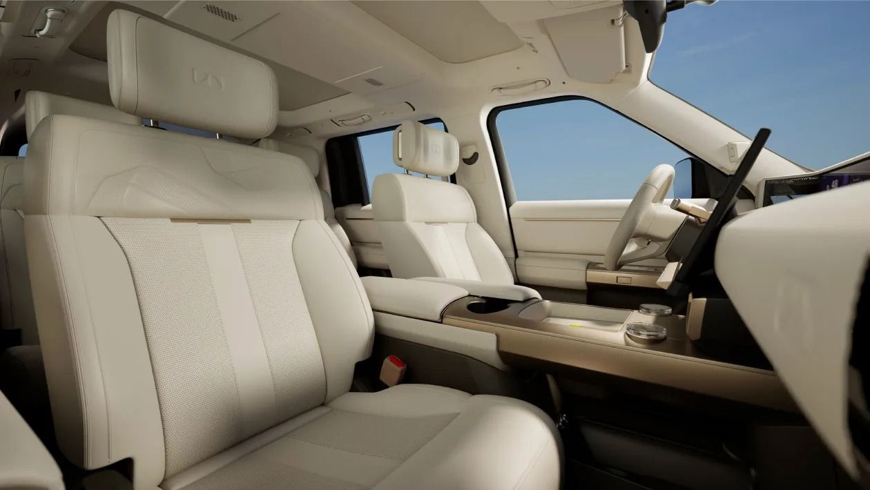 Luxury front cabin of the Freelander 8 featuring premium seats, minimalist dashboard and large infotainment display.