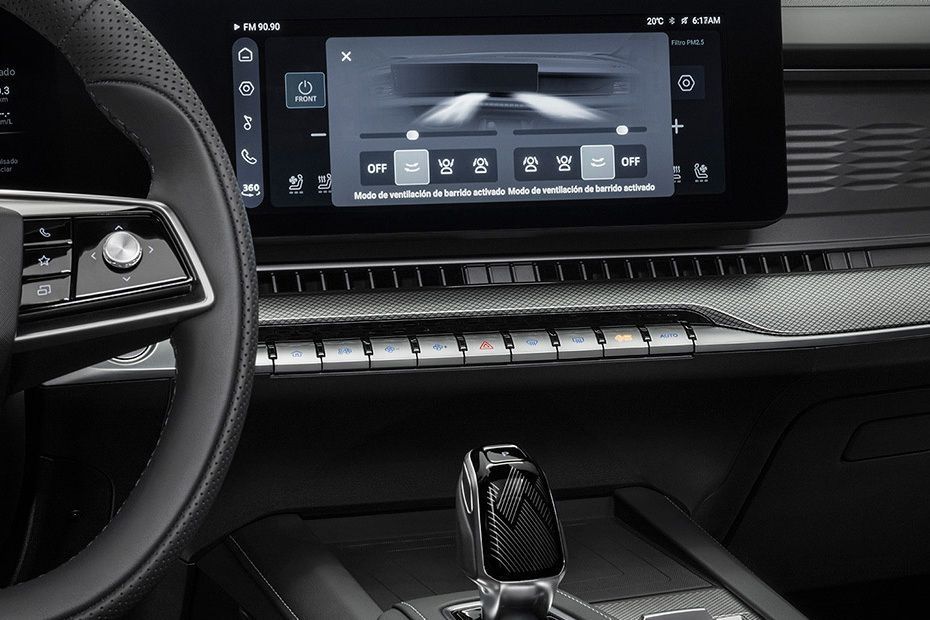 MG RX9 dual-screen dashboard and centre console