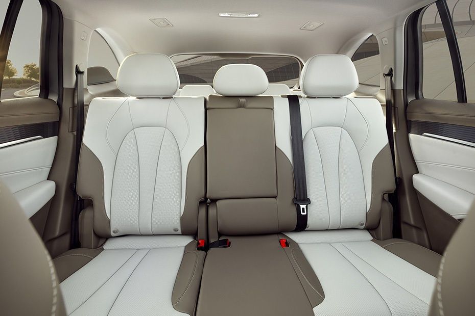 : MG RX9 second-row seating with premium leather upholstery
