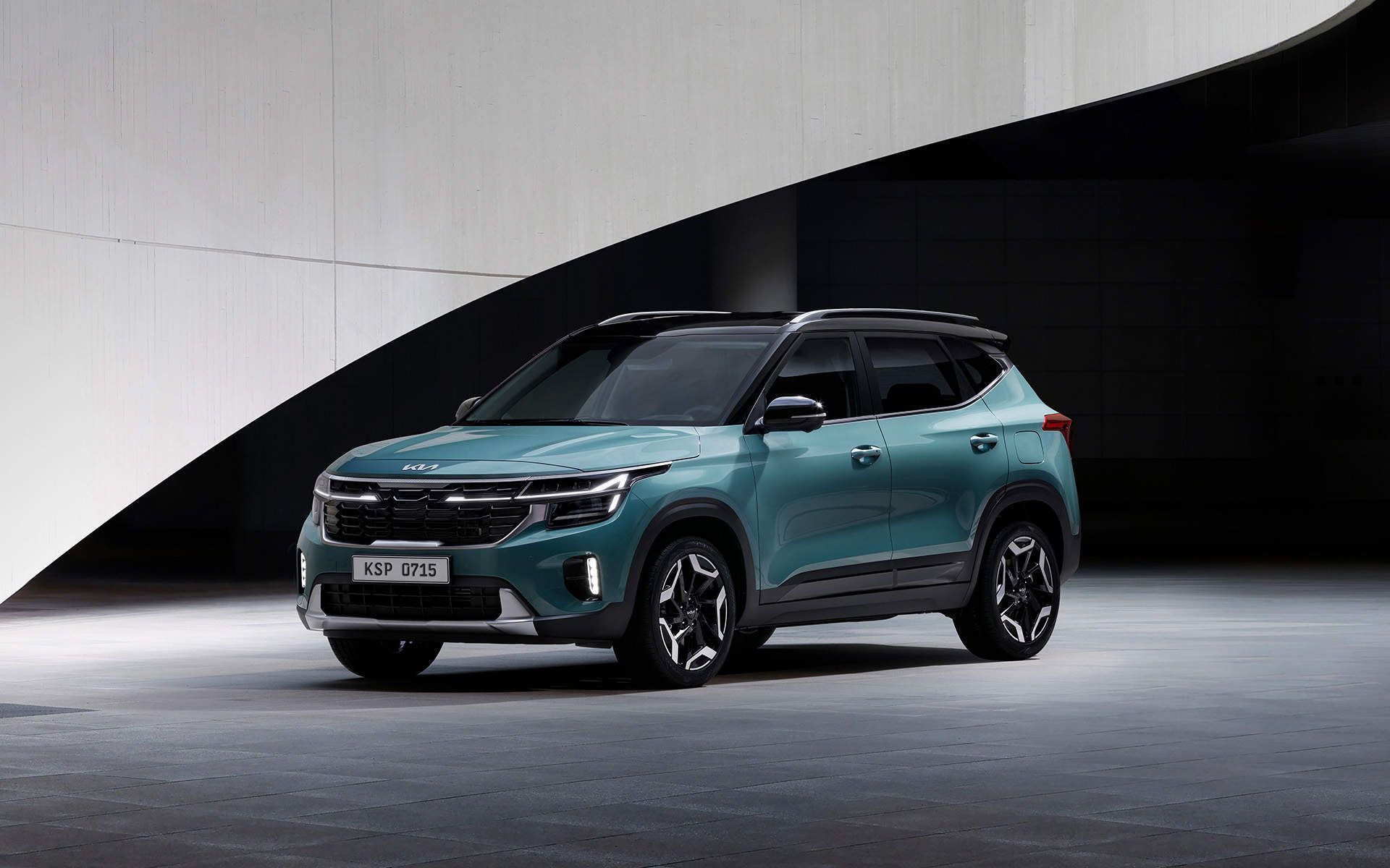 Kia Seltos front three quarter view