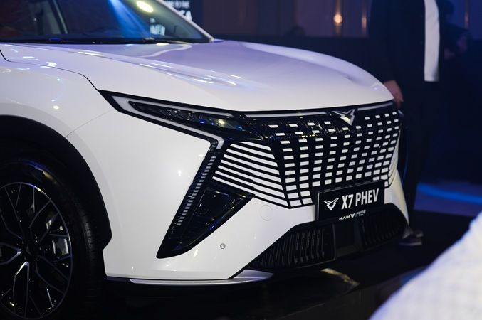Front view of the Kaiyi X7 PHEV unveiled by Legend Motors in Dubai, showcasing the SUV's bold grille and plug-in hybrid variant with up to 150km electric range.