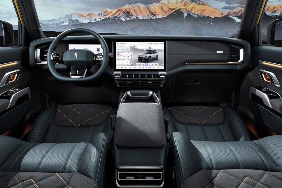 Deepal G318 premium dashboard with dual digital displays and modern cabin