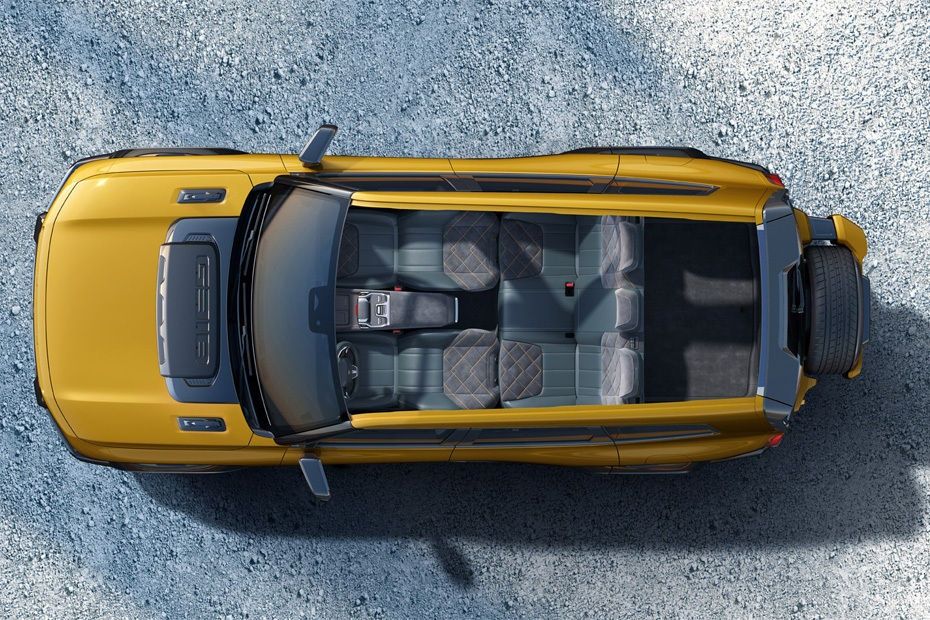 Deepal G318 top view highlighting panoramic sunroof and spacious interior layout