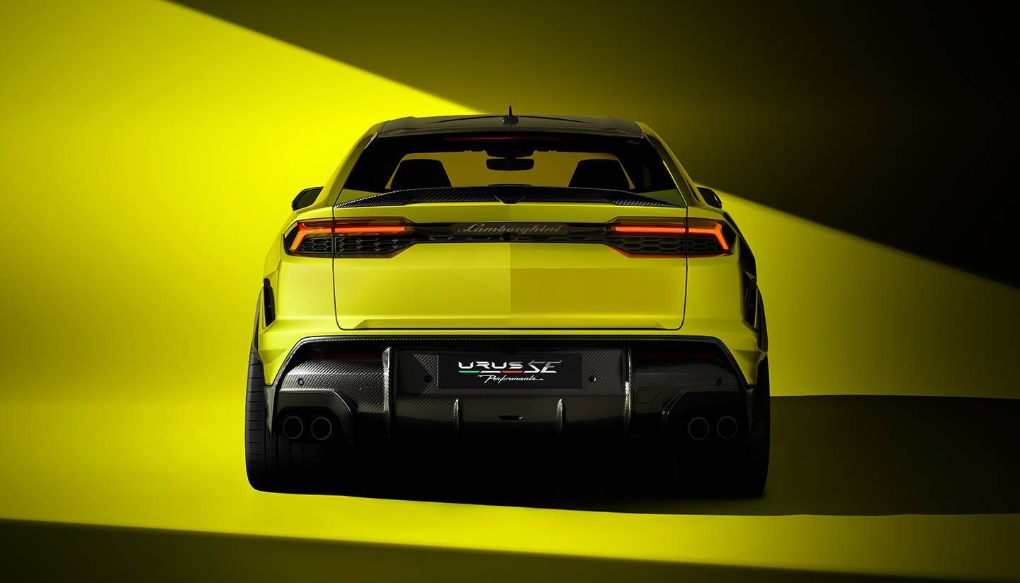 Rear view of the Lamborghini Urus SE Performante showcasing LED taillights, carbon fibre diffuser and quad exhaust tips.