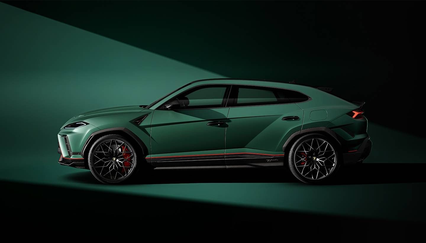 Side profile of the Lamborghini Urus SE Performante in green with carbon fibre body kit and large alloy wheels.