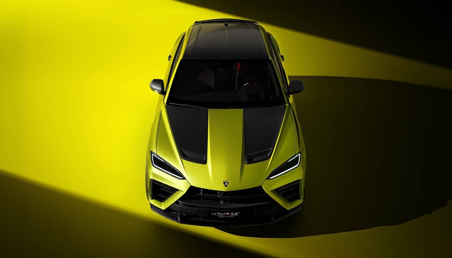 Top view of the Lamborghini Urus SE Performante highlighting carbon fibre bonnet accents and aerodynamic styling.