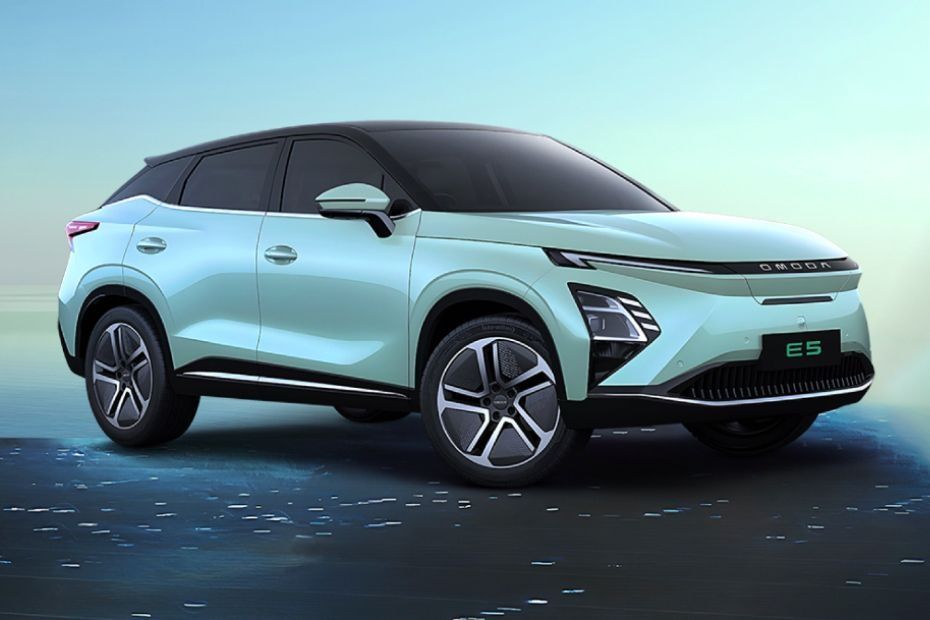 OMODA E5 front three-quarter exterior view
