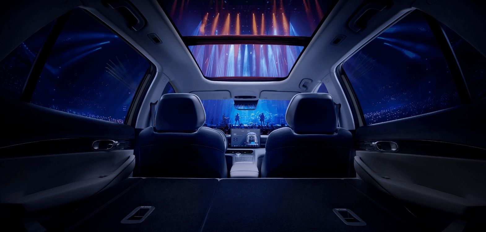 Geely EX5 panoramic sunroof and spacious interior.