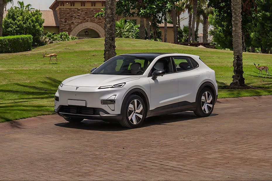 Deepal S05 electric SUV parked outdoors showcasing its modern front design and sleek styling.