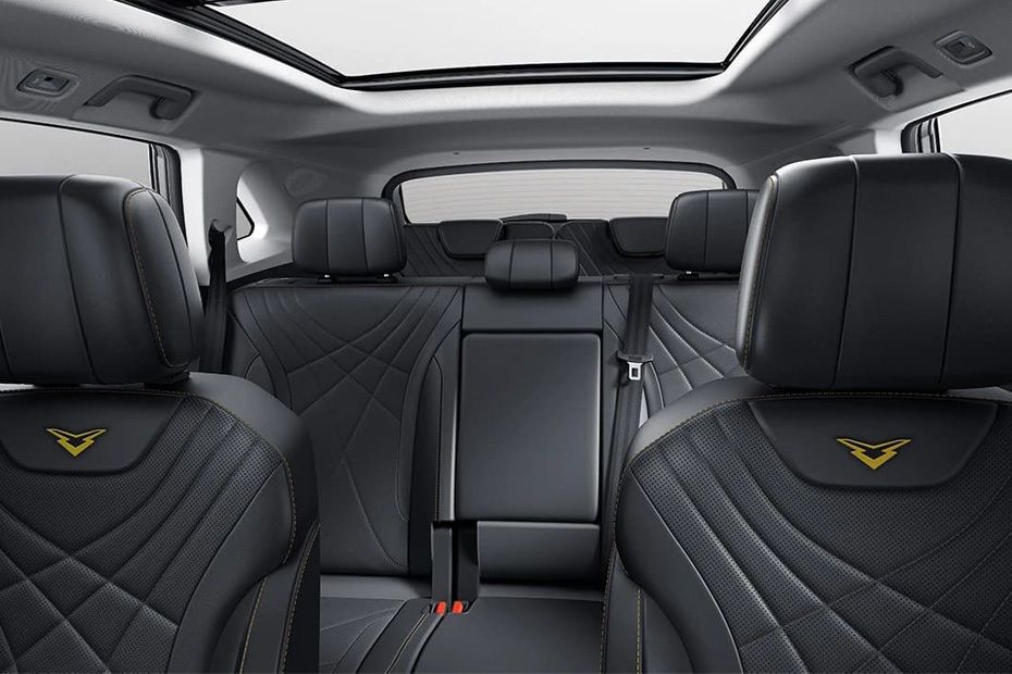 Kaiyi X7 spacious cabin with panoramic sunroof and leather seats