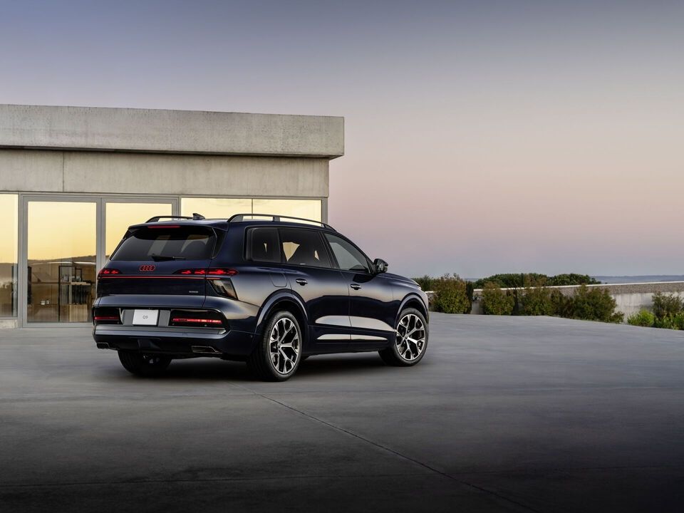 AUDI Q9 Rear Side View