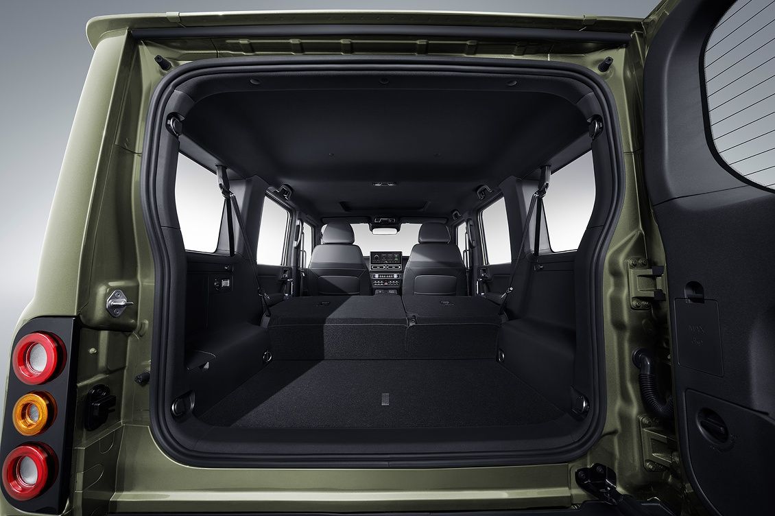 212 T01 Navigator rear cargo area with split-folding rear seats