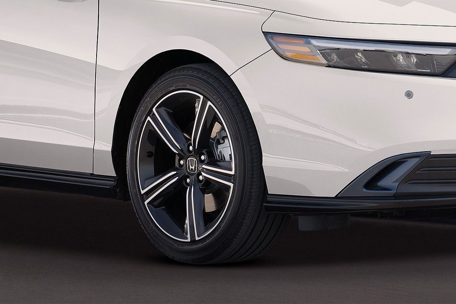 Honda Accord alloy wheel design with front fascia and LED headlight detail