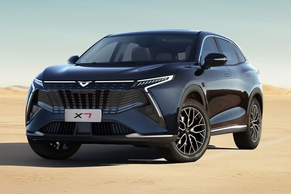 Kaiyi X7 front three-quarter view showcasing its bold grille, LED lighting and SUV styling.