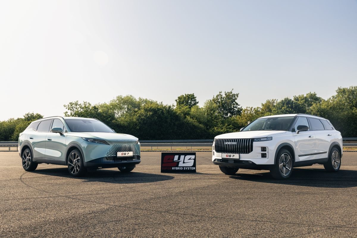 OMODA and JAECOO SUVs showcasing Super Hybrid System technology.