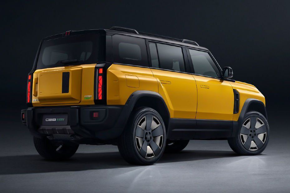 iCAUR 03T REEV yellow SUV rear three-quarter view