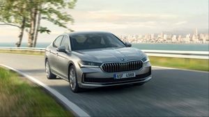 Škoda Superb Safety Features: Eight Airbags and Driver-Assist Systems Explained