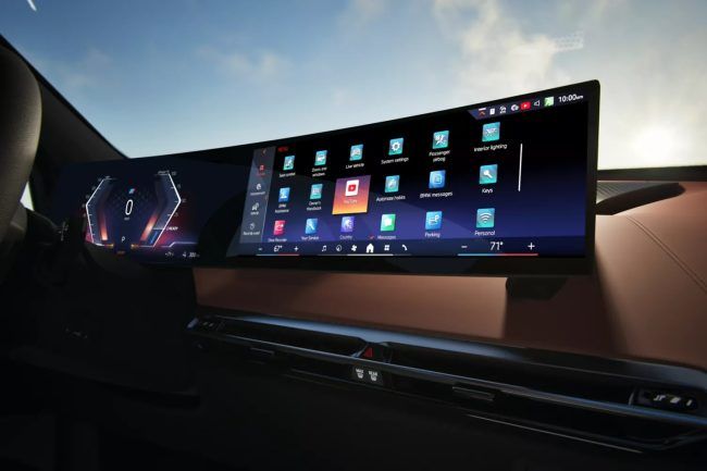 BMW iX xDrive60 driver display