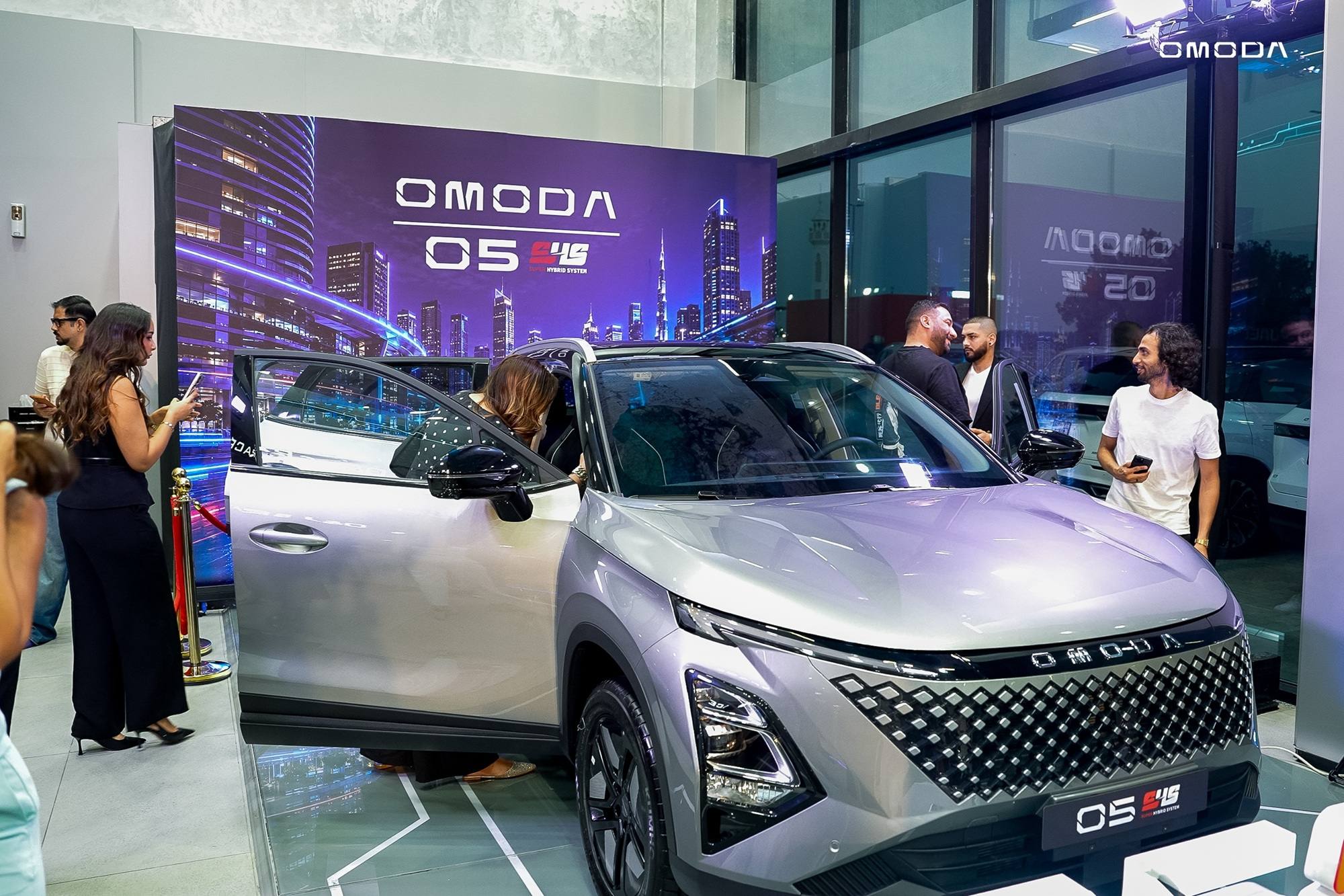 Omoda O5 HEV hybrid SUV displayed in the UAE, showcasing its exterior design and Super Hybrid System.