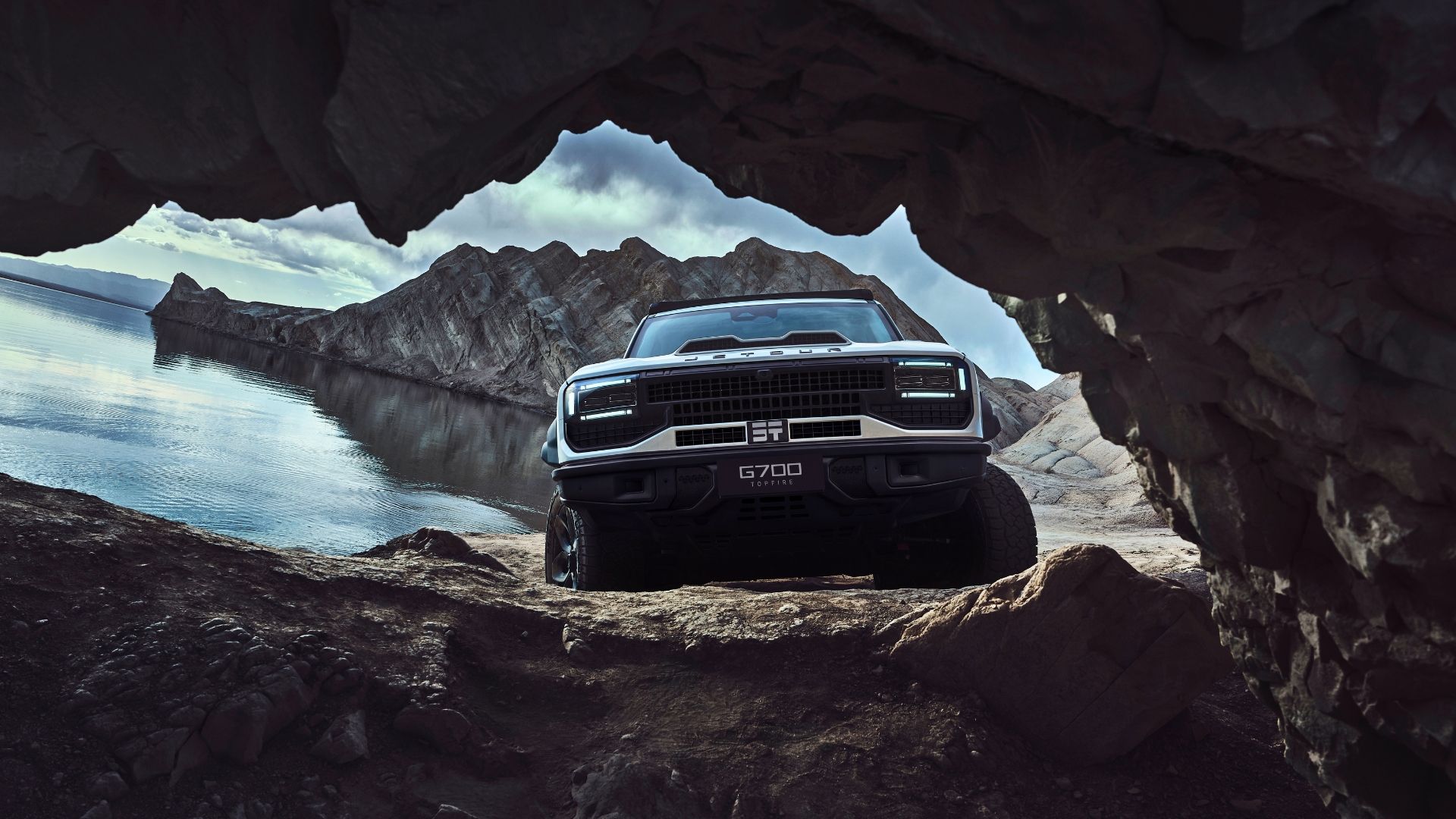 Jetour G700 TopFire front three-quarter view with off-road upgrades