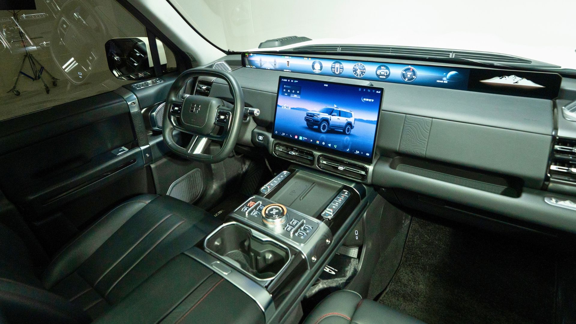 Jetour G700 TopFire cabin with ambient lighting and premium interior