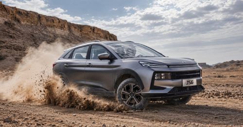 JAC JS6 pairs dual 12.3-inch screens with leather seats and a 360-degree camera