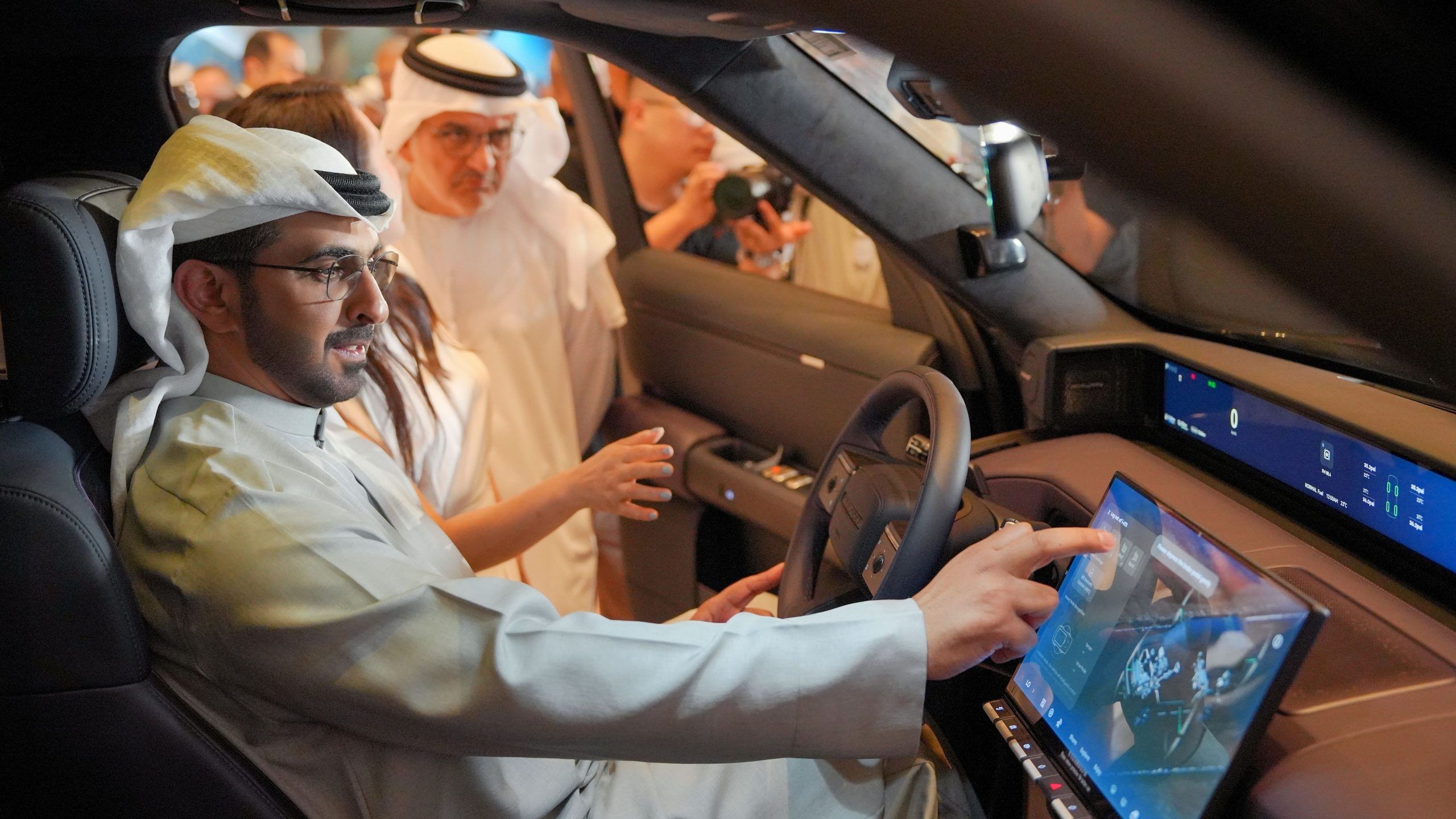 Guest explores the Freelander 8's touchscreen infotainment system at the global brand launch event.